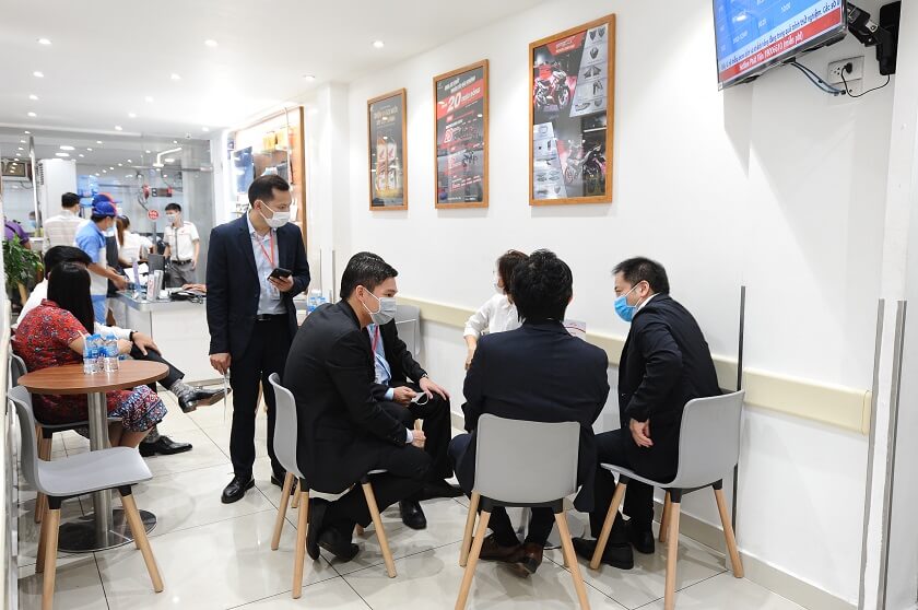 Ban Lãnh đạo Honda Nhật Bản, Honda Việt Nam vô cùng hào hứng và thích thú với khu vực chờ hiện đại mà hệ thống HEAD – Phát Tiến phục vụ cho khách hàng hằng ngày.