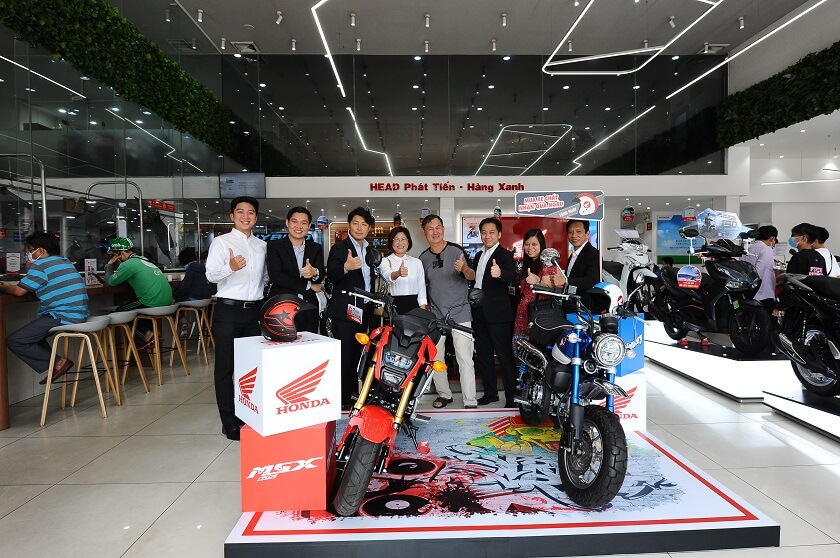 Ban Lãnh đạo Honda Nhật Bản, Honda Việt Nam, Honda Phát Tiến chụp hình lưu niệm cùng một vị khách hàng vui tính tại cửa hàng tạo nên không khí vô cùng phấn khởi.
