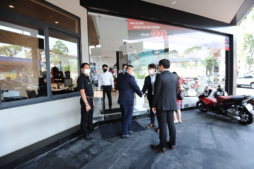 Những cái bắt tay thân tình giữa ban lãnh đạo Honda Phát Tiến cùng Ban Lãnh đạo Honda Nhật Bản, Honda Việt Nam càng tạo cho không khí chuyến viếng thăm, làm việc trở nên gần gũi hơn.