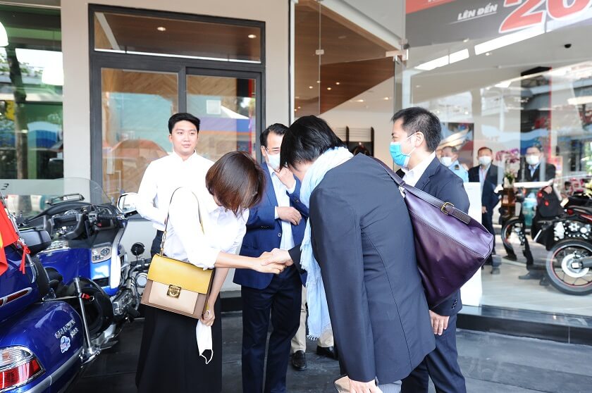 Những cái bắt tay thân tình giữa ban lãnh đạo Honda Phát Tiến cùng Ban Lãnh đạo Honda Nhật Bản, Honda Việt Nam càng tạo cho không khí chuyến viếng thăm, làm việc trở nên gần gũi hơn.