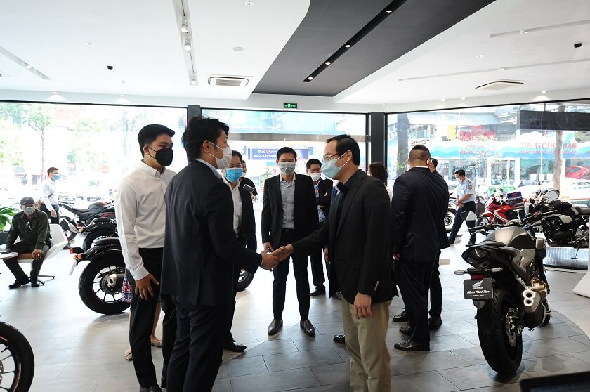 Những cái bắt tay thân tình giữa ban lãnh đạo Honda Phát Tiến cùng Ban Lãnh đạo Honda Nhật Bản, Honda Việt Nam càng tạo cho không khí chuyến viếng thăm, làm việc trở nên gần gũi hơn