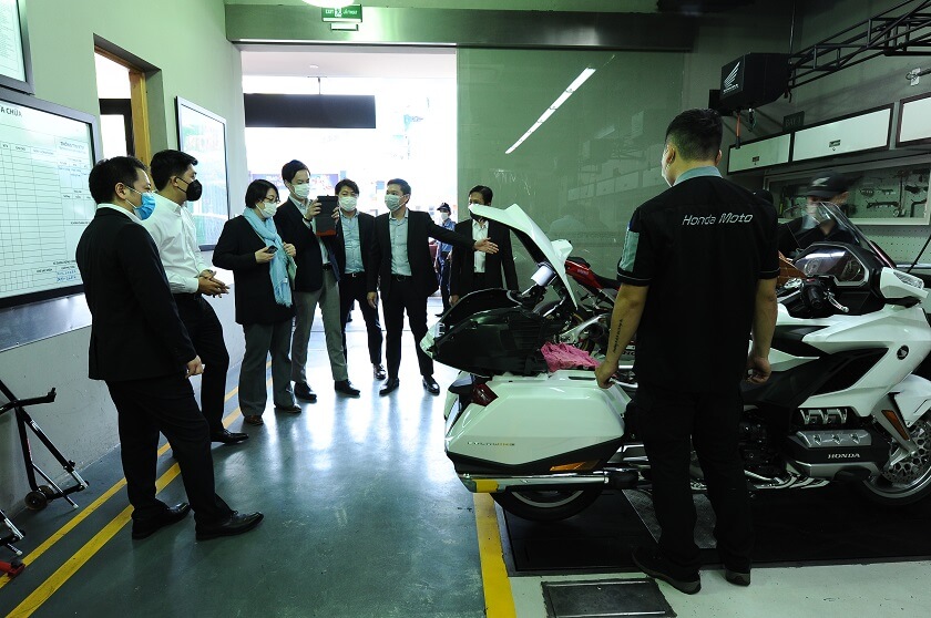 Ban Lãnh đạo Honda Nhật Bản, Honda Việt Nam thăm quan khu vực dịch vụ tại Honda Moto Phát Tiến.