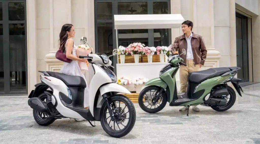 Honda SH Mode 125 2027 màu Trắng Đen và Xanh Đen đỗ trước tòa nhà phong cách châu Âu