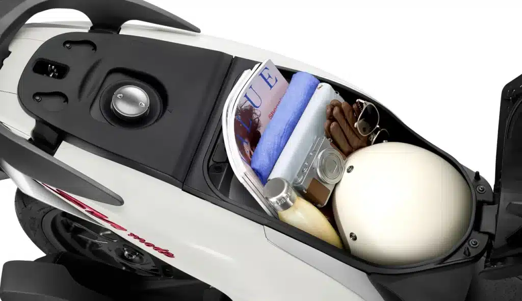 Hộc đựng đồ dưới yên 18,5 lít của Honda SH Mode 125 2027 chứa mũ bảo hiểm và đồ cá nhân