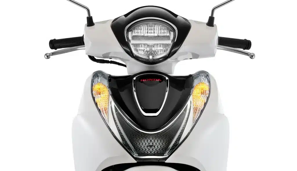 Đầu xe Honda SH Mode 125 2027 màu trắng với đèn pha LED và viền mạ chrome