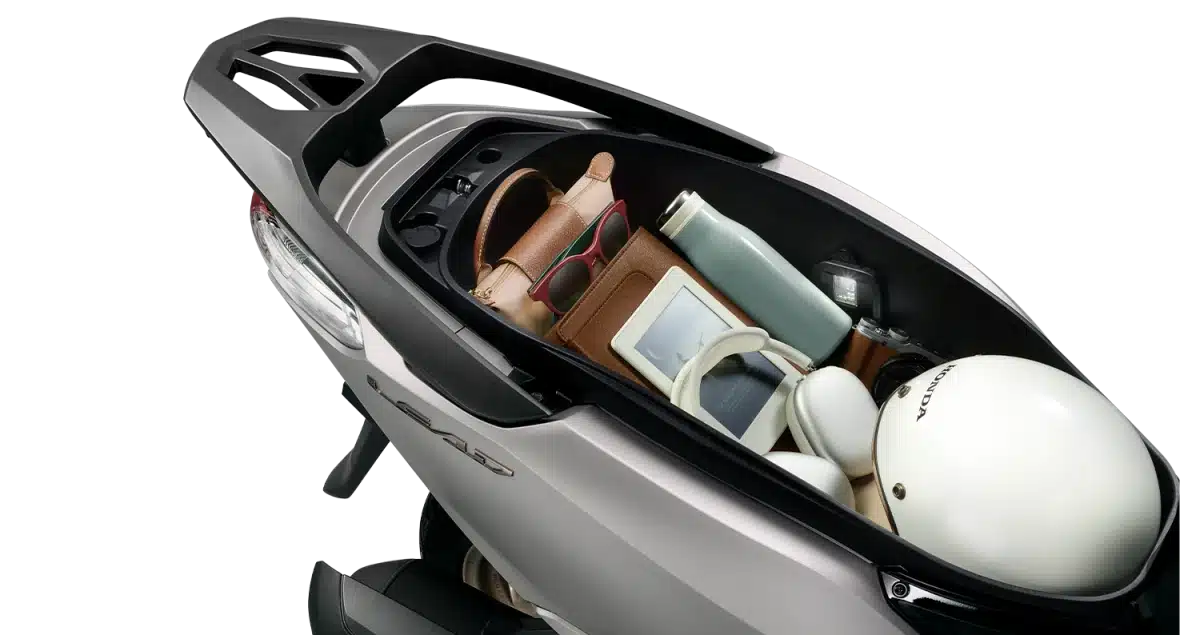 Cốp xe Honda LEAD mở ra chứa mũ bảo hiểm, túi xách, bình nước, đèn soi sáng ở thành cốp
