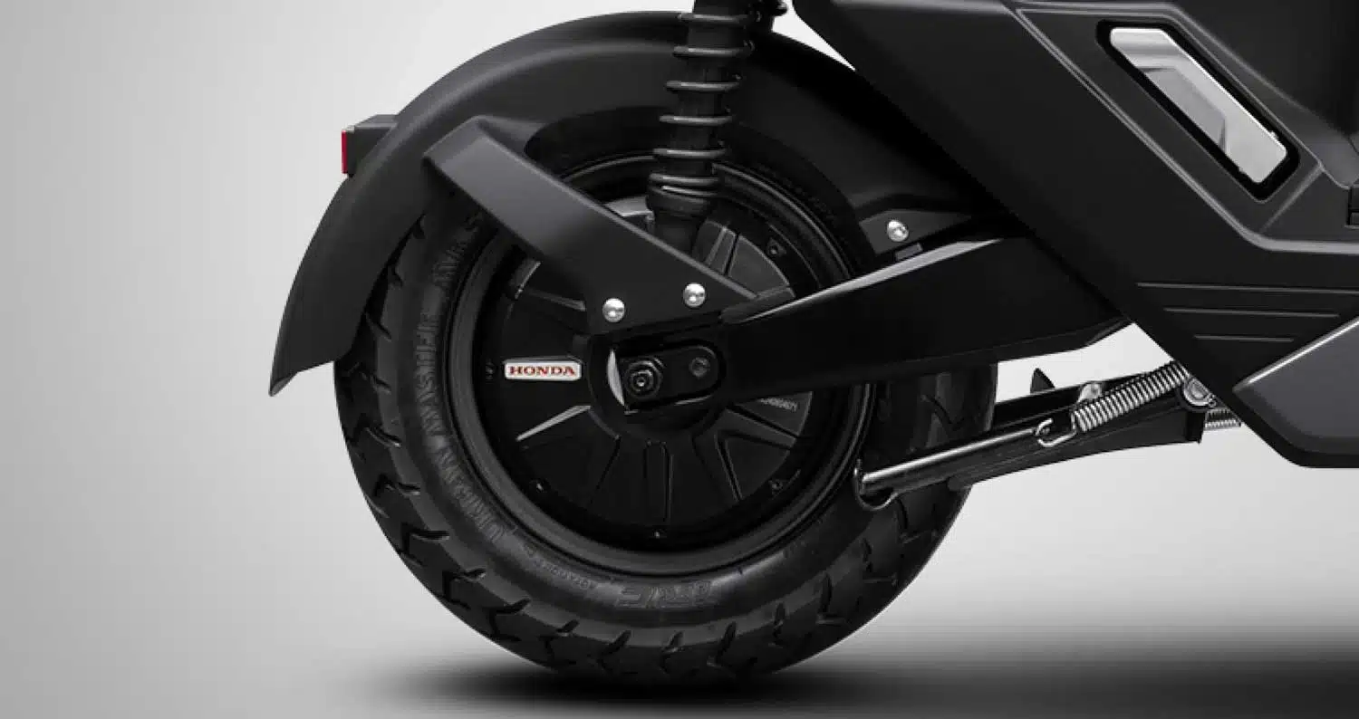 Bánh sau xe máy điện Honda ICON e có động cơ điện gắn trong bánh và phuộc sau
