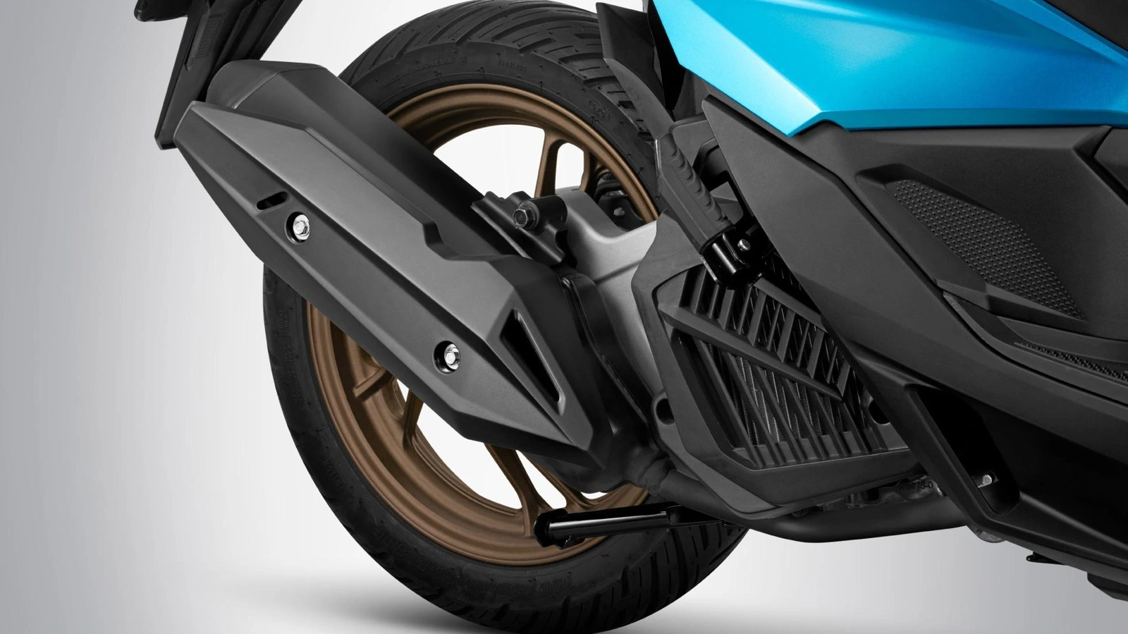 Cận cảnh động cơ và ống xả xe tay ga Honda — nơi sinh ra khí thải CO và HC được đo khi kiểm định