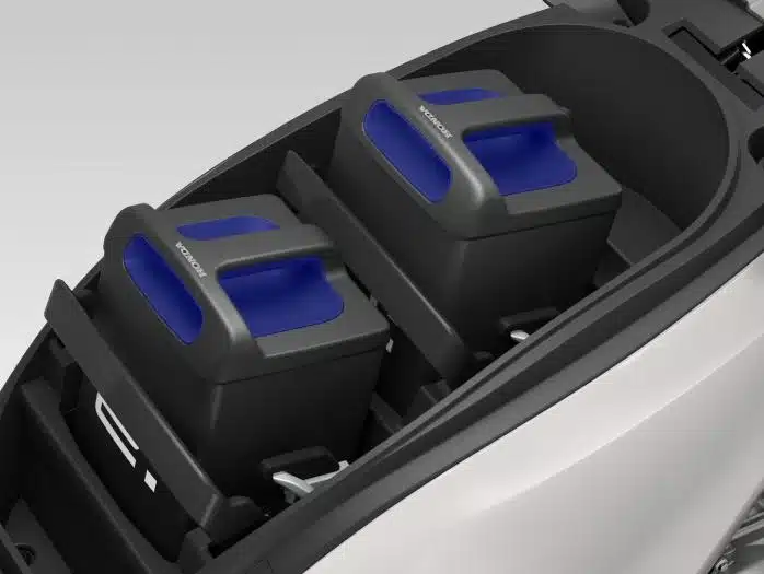 Hai pin Honda Mobile Power Pack e: màu xanh đặt cạnh nhau trong cốp dưới yên xe máy điện Honda CUV e:
