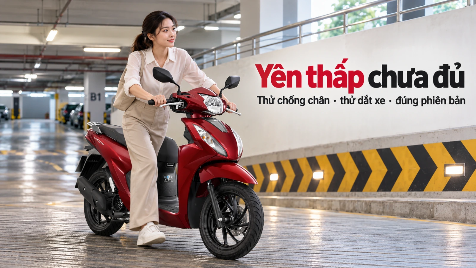 Phụ nữ dáng nhỏ dắt xe Vision màu Đỏ xám lên dốc hầm chung cư