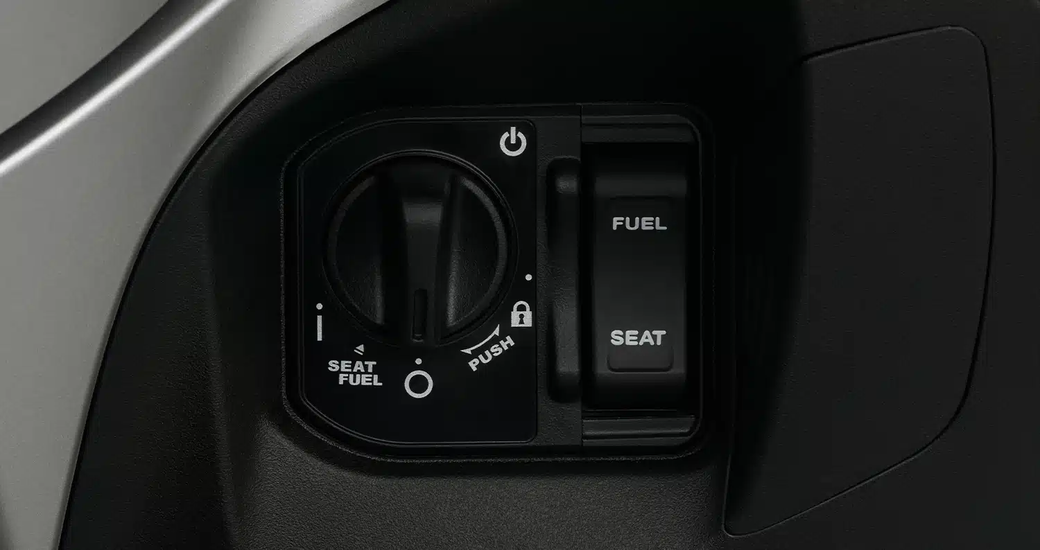 Núm khóa điện Smart Key của Honda LEAD có vị trí SEAT FUEL, bên cạnh là công tắc hai phía FUEL và SEAT