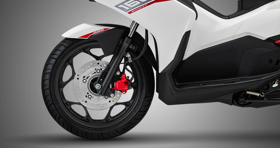 Cận cảnh bánh trước Honda Air Blade 160 với đĩa phanh và ngàm phanh màu đỏ