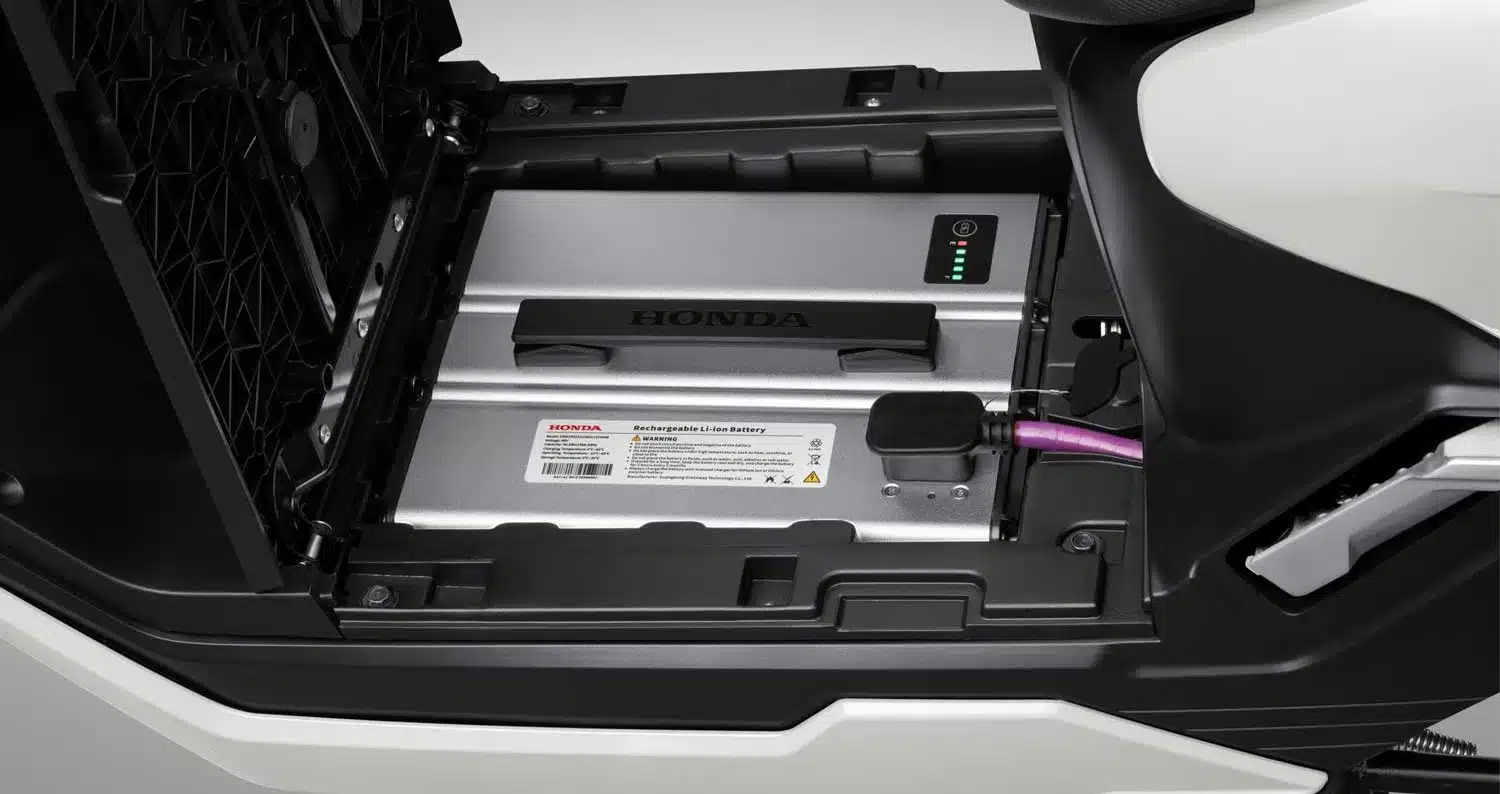 Pin lithium-ion Honda ICON e đặt trong khoang dưới yên, có tay cầm, đèn báo mức pin và dây sạc cắm vào cổng