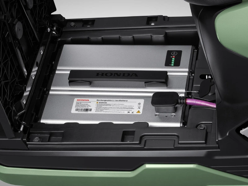 Cận cảnh pin lithium-ion của xe máy điện Honda ICON e: trong khoang chứa pin