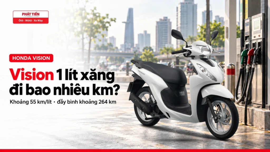 Honda Vision màu Trắng đen đậu cạnh trụ bơm xăng, chữ Vision 1 lít xăng đi bao nhiêu km