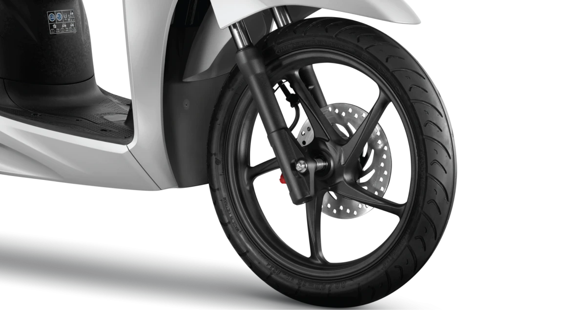 Cận cảnh bánh trước 16 inch vành đúc màu đen và phanh đĩa của xe Vision bản Thể thao
