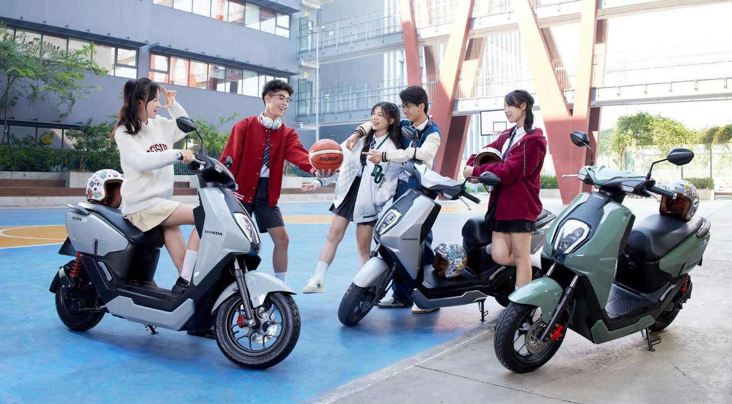 Nhóm học sinh bên các xe máy điện Honda ICON e: ở sân trường