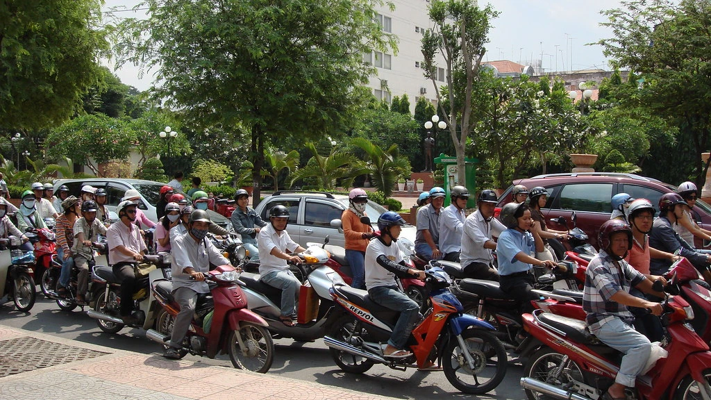 Hàng xe máy đỗ sát nhau trên vỉa hè ở TP.HCM, nơi việc mua bán xe cũ diễn ra phổ biến