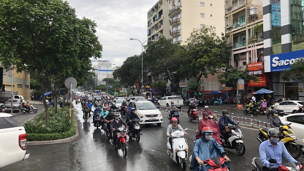 Dòng xe máy đang lưu thông trên một tuyến đường ở TP.HCM — nhóm phương tiện thuộc diện kiểm định khí thải từ 01/7/2027